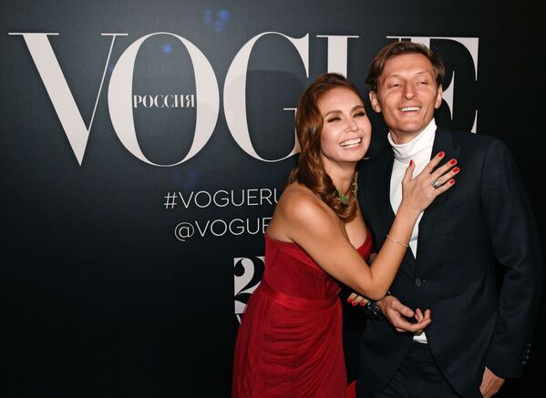 لیسان اوتیاشوا دارنده شش قهرمانی جهان در ژیمناستیک هنری به همراه همسرش پاول ولیا در مراسم VOGUE :20 سال در روسیه - اسپوتنیک ایران  