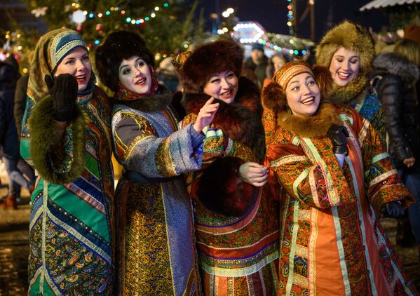 زنان با لباس های محلی در بازار کریسمس در میران سرخ مسکو - اسپوتنیک ایران  