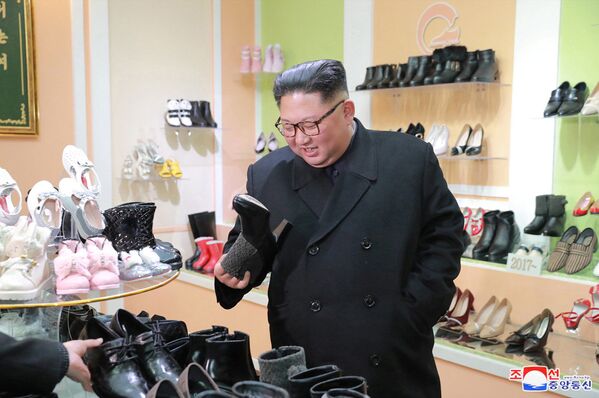 رهبر کره شمالی در کارخانه تولید کفش - اسپوتنیک ایران  