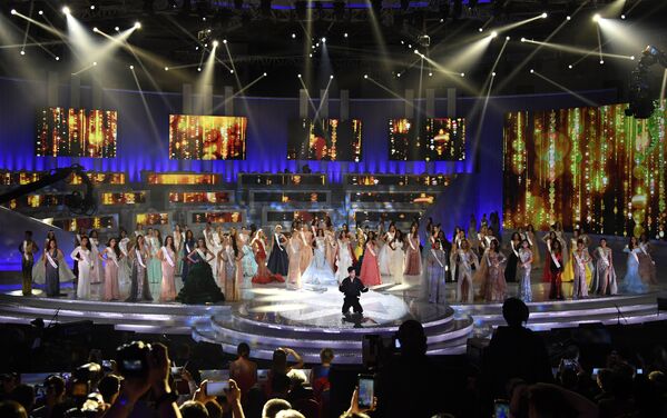 اجرای خواننده دیماش کودایبرگنوف در فینال مسابقه «دوشیزه دنیا ۲۰۱۸» در چین - اسپوتنیک ایران  