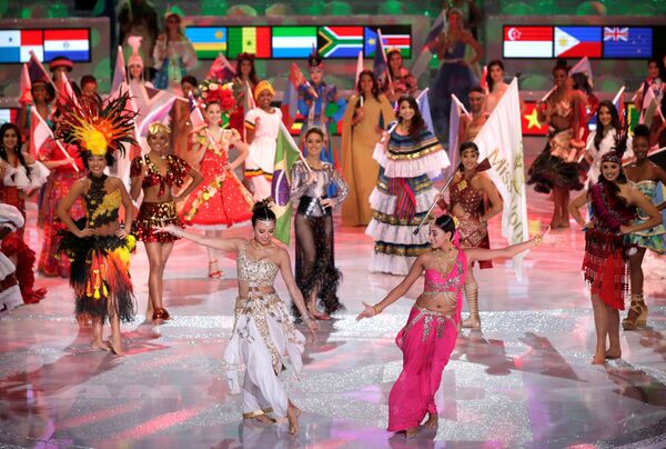 رقص شرکت کنندگان در فینال مسابقه «دوشیزه دنیا ۲۰۱۸» در چین - اسپوتنیک ایران  
