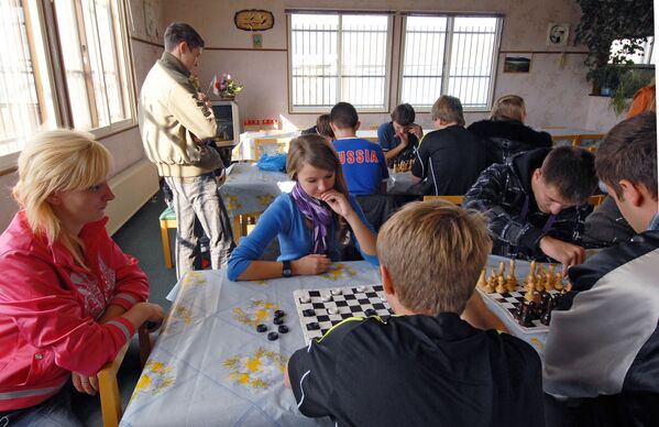 دانش آموزان مشغول بازی شطرنج در خانه دوستی روسیه و ژاپن در جزیره کوناشیر - اسپوتنیک ایران  