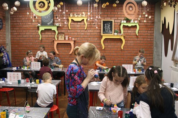 بچه ها در کلاس آموزشی موزه کارخانه تزیینات سال نو « آریئل» در نیژنی نوگورود روسیه - اسپوتنیک ایران  