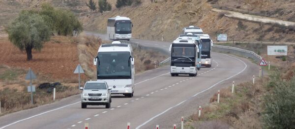 تلاش خطرناك رانندگان اتوبوس برای سبقت گرفتن از یکدیگر و زودتر رسیدن به ایستگاه +ویدئو تلاش خطرناك رانندگان اتوبوس برای سبقت گرفتن از یکدیگر و زودتر رسیدن به ایستگاه +ویدئو - اسپوتنیک ایران