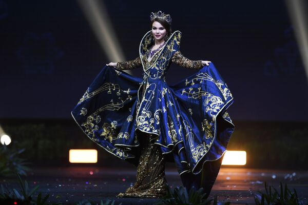زیباروی روسیه در نمایش لباس های ملی در کنکور «دوشیزه گیتی 2018» در تایلند - اسپوتنیک ایران  