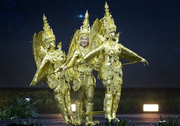 زیباروی لائوس در نمایش لباس های ملی در کنکور «دوشیزه گیتی 2018» در تایلند - اسپوتنیک ایران  