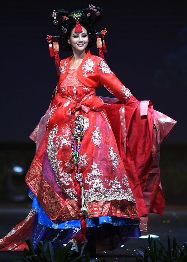 زیباروی کره جنوبی در نمایش لباس های ملی در کنکور «دوشیزه گیتی 2018» در تایلند - اسپوتنیک ایران  