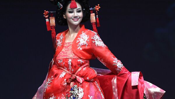 زیباروی کره جنوبی در نمایش لباس های ملی در کنکور «دوشیزه گیتی 2018» در تایلند - اسپوتنیک ایران  
