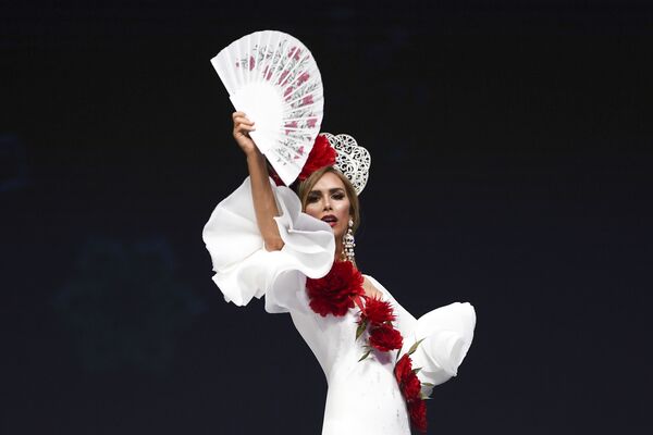 زیباروی اسپانیا در نمایش لباس های ملی در کنکور «دوشیزه گیتی 2018» در تایلند - اسپوتنیک ایران  