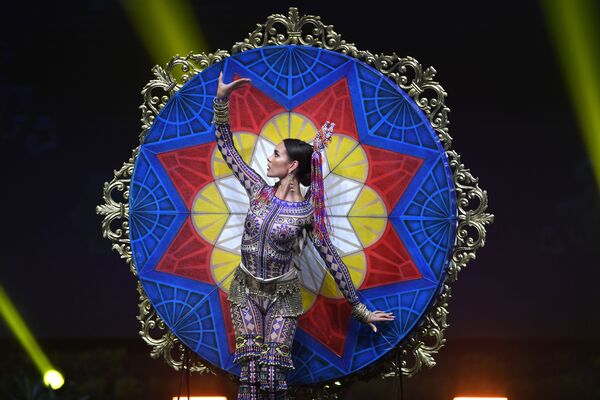 زیباروی فبلبپبن در نمایش لباس های ملی در کنکور «دوشیزه گیتی 2018» در تایلند - اسپوتنیک ایران  