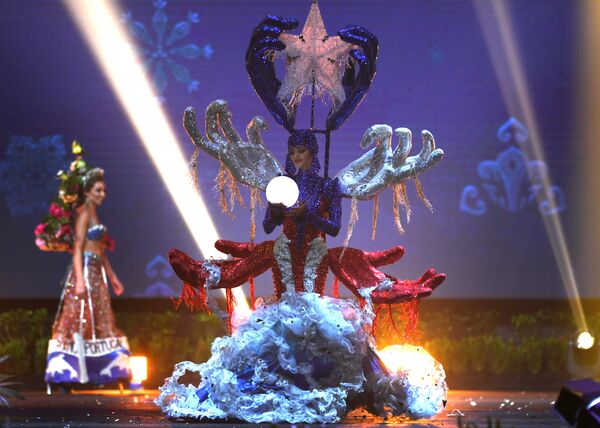 زیباروی پورتو ریکو در نمایش لباس های ملی در کنکور «دوشیزه گیتی 2018» در تایلند - اسپوتنیک ایران  