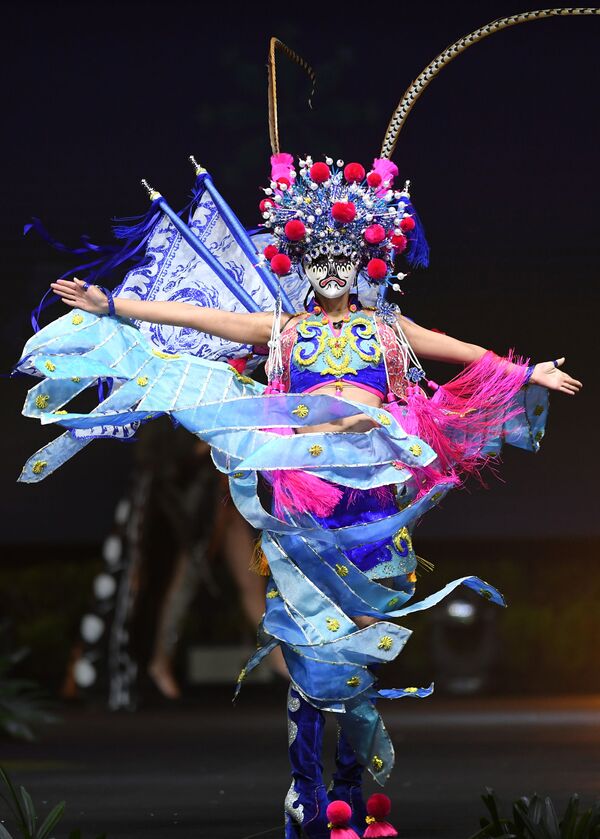 زیباروی چین در نمایش لباس های ملی در کنکور «دوشیزه گیتی 2018» در تایلند - اسپوتنیک ایران  