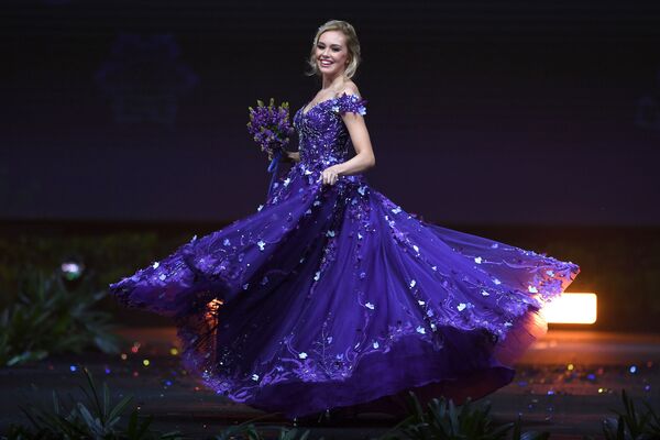زیباروی ایسلند در نمایش لباس های ملی در کنکور «دوشیزه گیتی 2018» در تایلند - اسپوتنیک ایران  