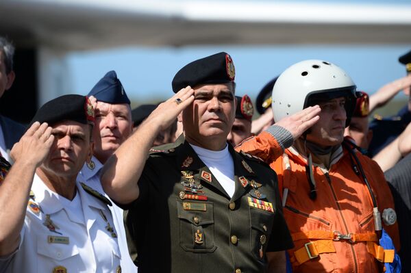 وزیر دفاع ونزوئلا در زمان دیدار با خلبانان روسیه در فرودگاه ونزوئلا - اسپوتنیک ایران  