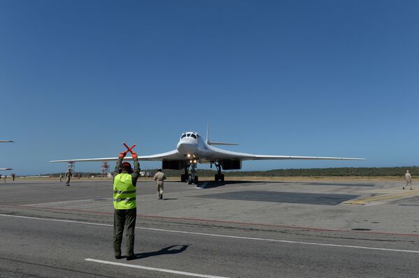 بمب افکن «تو-160» روسیه پس از فرود در فرودگاه ونزوئلا - اسپوتنیک ایران  