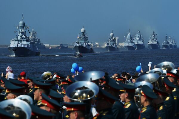 کشتی های ناوگان دریایی روسیه در رژه نظامی دریایی در کرونشتاد - اسپوتنیک ایران  