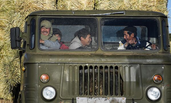 کارکنان در کامیونی درمغولستان - اسپوتنیک ایران  