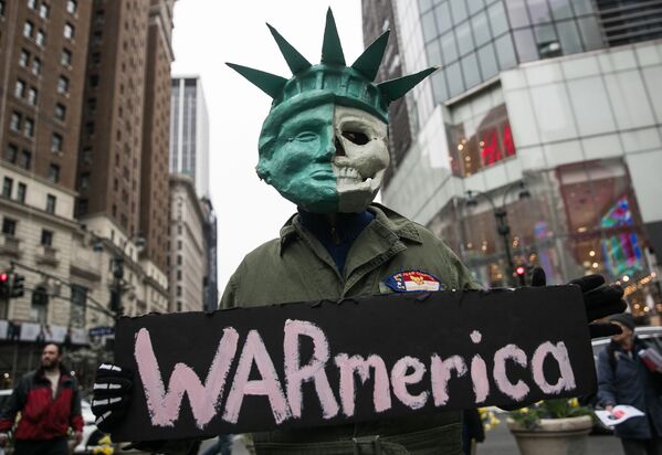 شرکت کنندگان در تظاهرات علیه حمله به سوریه در نیویورک - اسپوتنیک ایران  