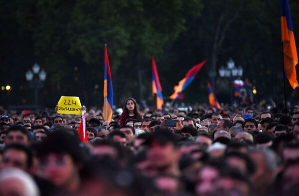 شرکت کنندگان در تظاهرات در میدان جمهوری در ایروان - اسپوتنیک ایران  