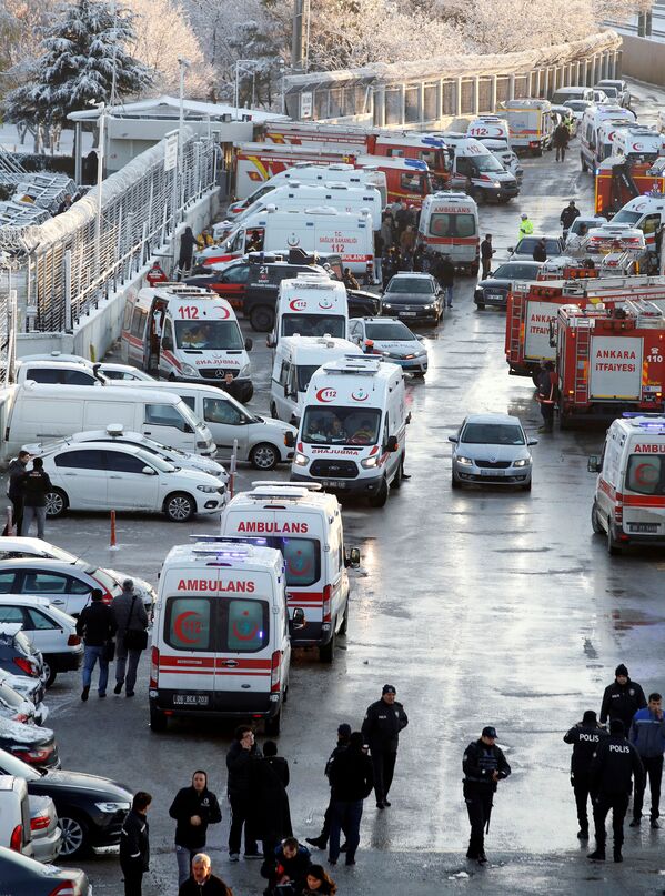 خودروهای آتش نشانی و آمبولانس ها در محل سانحه قطار در آنکارا - ترکیه - اسپوتنیک ایران  