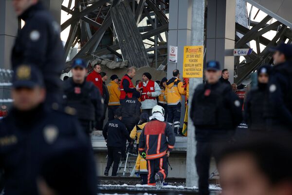 نیروهای پلیس و امداد در محل سانحه قطار در آنکارا - ترکیه - اسپوتنیک ایران  