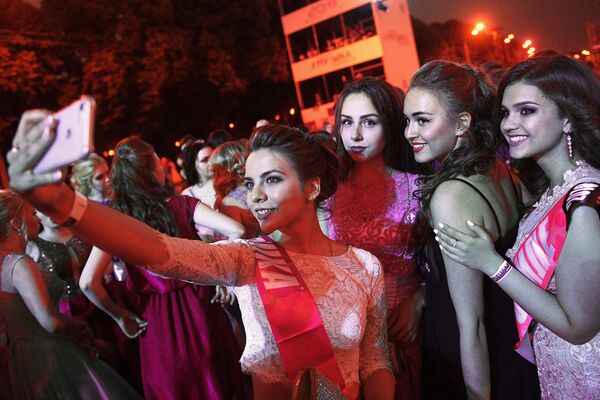 فارغ التحصیلان مدارس روسیه در جشن فارغ التحصیلی در پارک گورکی - اسپوتنیک ایران  