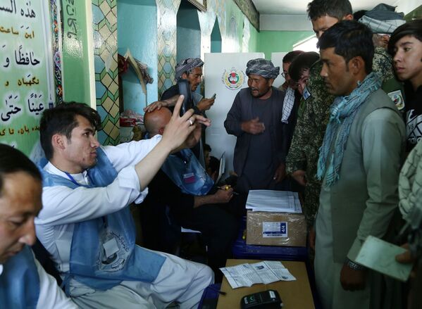 مردم در زمان ثبت نام قبل از رای گیری در کابل - اسپوتنیک ایران  