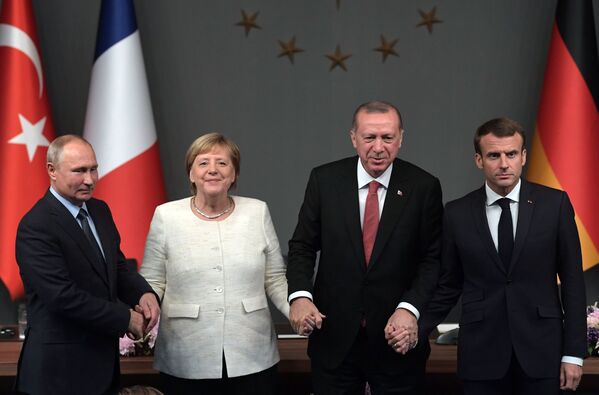 روسای جمهور روسیه، آلمان، ترکیه و فرانسه در کنفرانس خبری مشترک پایان دیدار حل و فصل سیاسی و بازسازی اقتصادی سوریه - اسپوتنیک ایران  