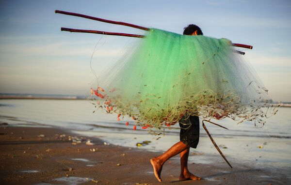 ماهیگیر در ساحل روستای کی گا در ویتنام - اسپوتنیک ایران  