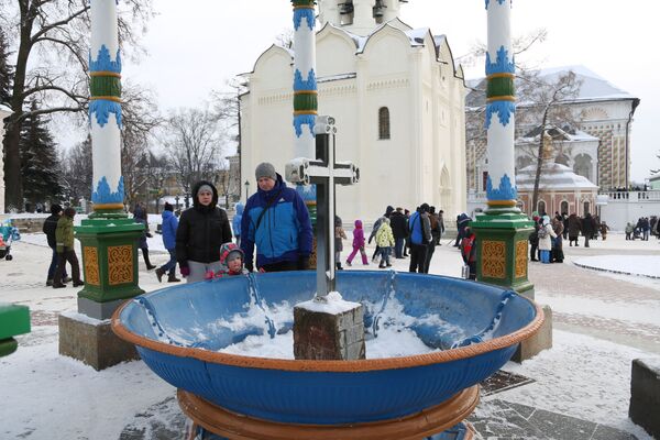 جام «آب مقدس» در سرگیف پاساد در حومه مسکو - اسپوتنیک ایران  