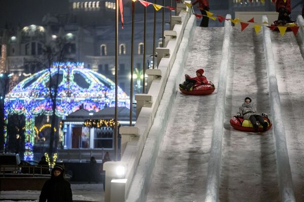 فستیوال «سفر به کریسمس» در میدان انقلاب مسکوве - اسپوتنیک ایران  