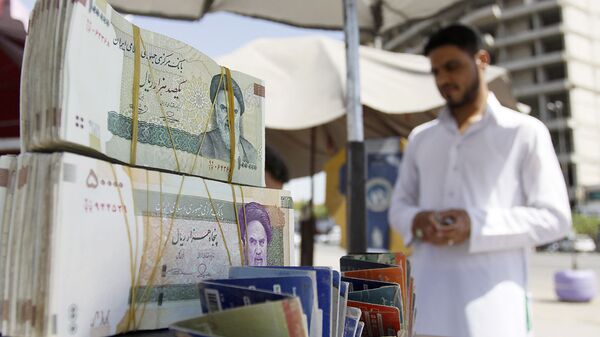 Пачки иранской валюты у уличного торговца в Эн-Наджафе, Иран - اسپوتنیک ایران  