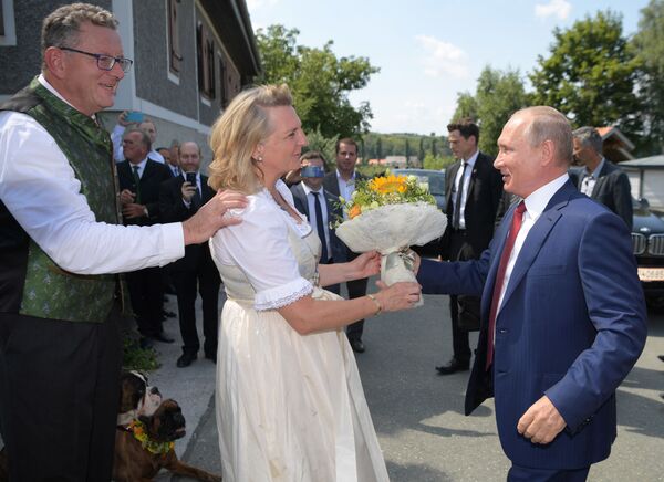 رئیس جمهور روسیه در مراسم عروسی وزیر امور خارجه اتریش کارین کنایسل - اسپوتنیک ایران  