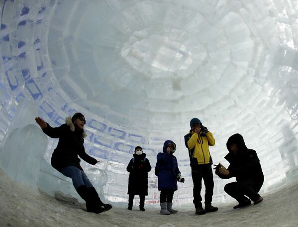 بازیدکنندگان در حال عکس گرفتن در کلبه یخی (ایگلو) که برای بازیهای زمستانی 2018 کره جنوبی ساخته شده - اسپوتنیک ایران  