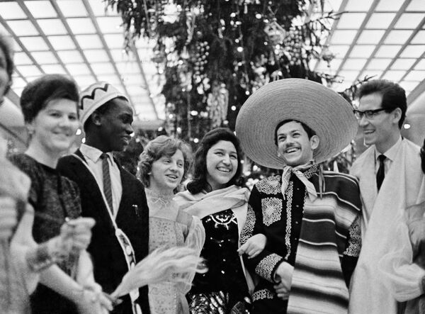 جشن سال نو دانشجویان کشورهای مختلف در کاخ کرملین - سال 1966 - اسپوتنیک ایران  