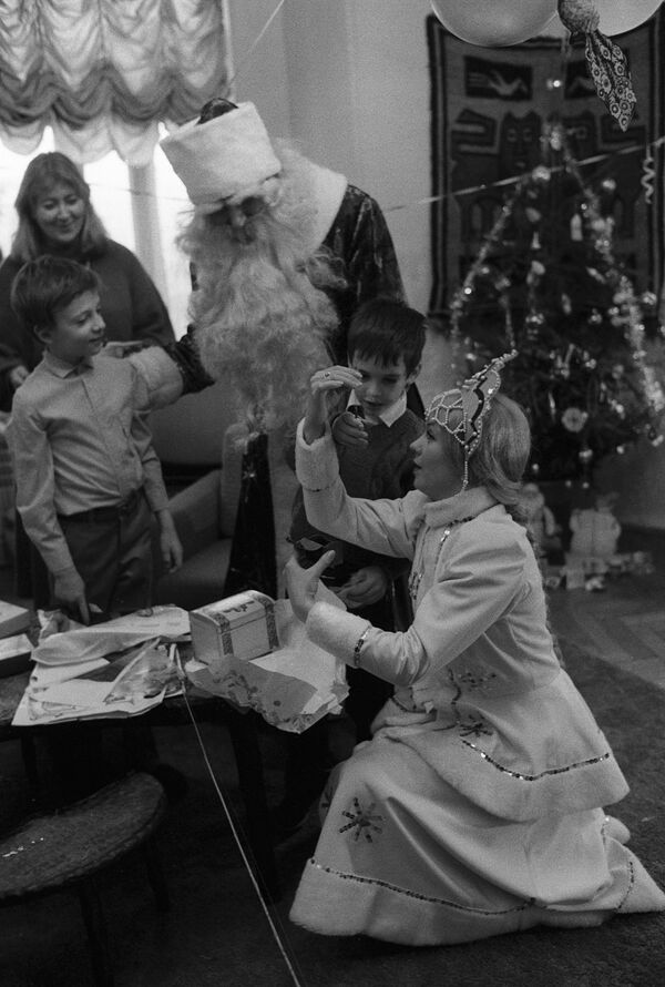 بابانوئل و مامانوئل با هدایای خود در جشن سال نو میلادی - سال 1987 - اسپوتنیک ایران  