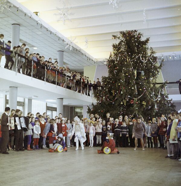 جشن سال نو در کنار درخت کریسمس - سال 1972 - اسپوتنیک ایران  