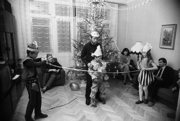جشن سال نو میلادی در یکی از خانواده های اهل مسکو - سال 1987 - اسپوتنیک ایران  