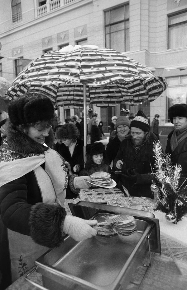فروش بلینی در آستانه سال 1987 میلادی در مسکو - اسپوتنیک ایران  