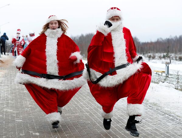بابا نوئل و دیگر کاراکترهای کریسمس در بلاروس - اسپوتنیک ایران  
