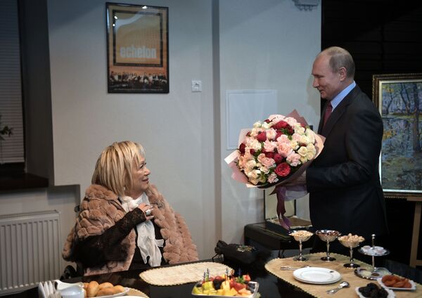 ولادیمیر پوتین، رئیس جمهور روسیه در حال تبریک به گالینا ولچک، مدیر هنری تئاتر ساورمنیک - اسپوتنیک ایران  