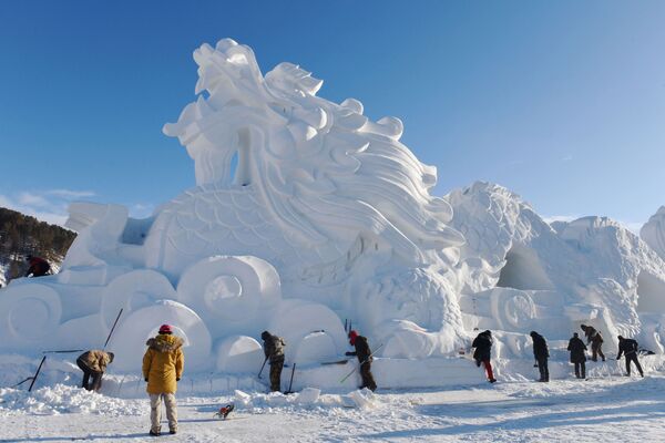 ساخت مجسمه اژدها از برف و یخ - چین - اسپوتنیک ایران  