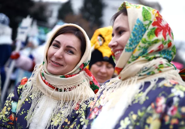 دختران در زمان برگزاری رژه بابا سرما و دختربرفی ها در کراسنودار دختران در زمان برگزاری رژه بابا سرما و دختربرفی ها در کراسنودار - اسپوتنیک ایران