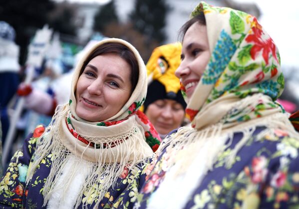 دختران در زمان برگزاری رژه بابا سرما و دختربرفی ها در کراسنودار - اسپوتنیک ایران  