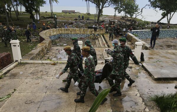 سربازان در حال حمل اجساد پس از سونامی در اندونزی - اسپوتنیک ایران  