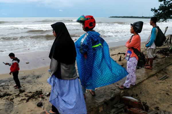 ساکنان محلی پس از سونامی در ساحل اندونزی - اسپوتنیک ایران  
