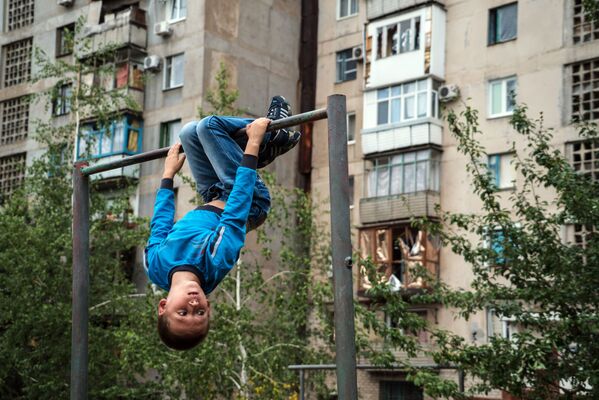 پسربچه ای در حال ورزش - اسپوتنیک ایران  