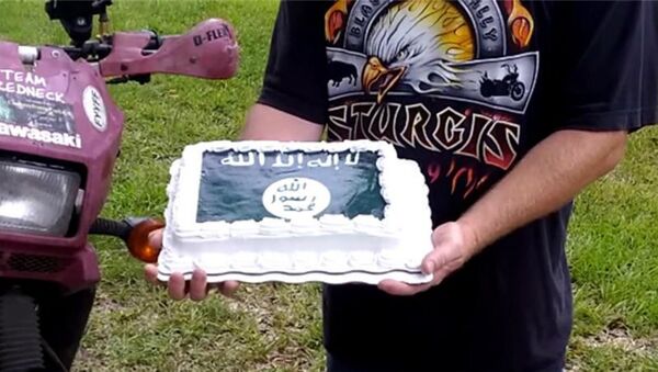 Chuck Netzhammer said he ordered a cake with the words Heritage Not Hate” and the image of the Confederate flag on it at one of the company’s bakeries. When his request was rejected, he then ordered a cake decorated with ISIL battleflag, which represents the militant jihadist group fighting in Iraq and Syria. - اسپوتنیک ایران  