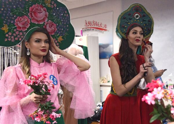 شرکت کنندگان کنکور «سفیر زیبایی» در منچوری چین - اسپوتنیک ایران  