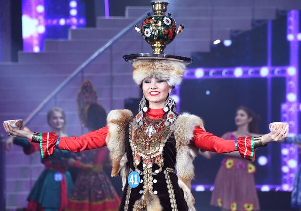 شرکت کننده کنکور «سفیر زیبایی» در چین - اسپوتنیک ایران  